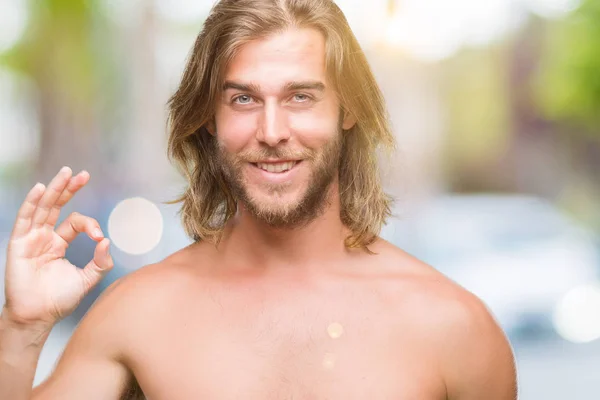 Joven Hombre Guapo Sin Camisa Con Pelo Largo Que Muestra — Foto de Stock