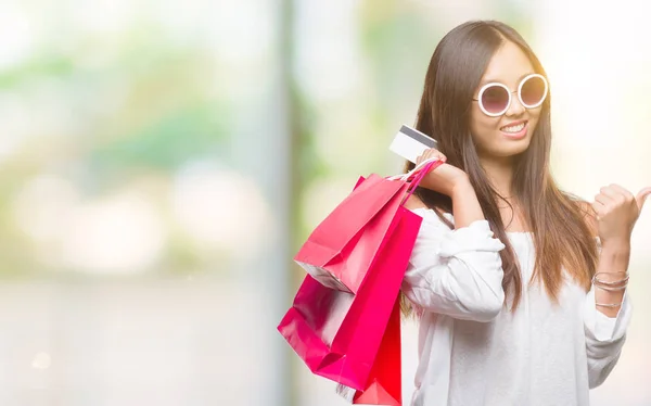 Junge Asiatische Frau Mit Einkaufstaschen Auf Dem Verkauf Über Isolierten — Stockfoto