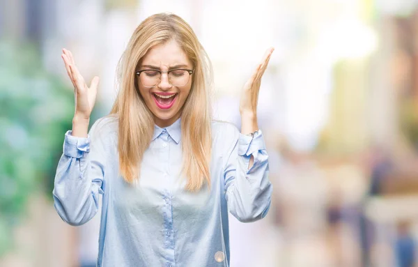 Ung Vacker Blond Affärskvinna Glasögon Över Isolerade Bakgrund Firar Mad — Stockfoto