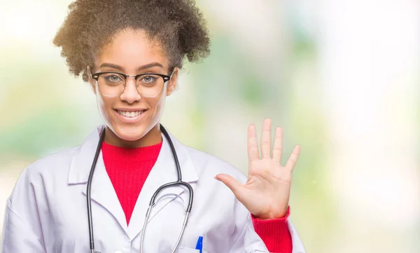 Junge Afroamerikanische Ärztin Mit Isoliertem Hintergrund Die Mit Finger Nummer — Stockfoto