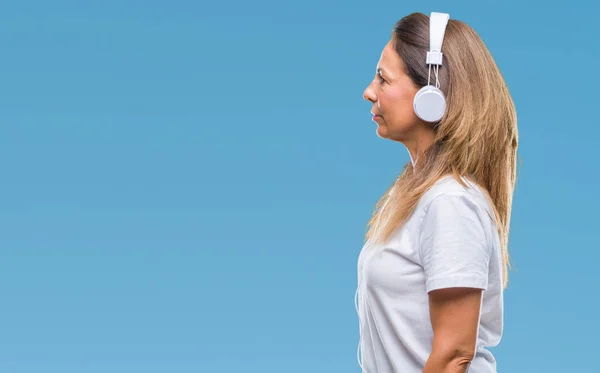 Mujer Hispana Mediana Edad Escuchando Música Usando Auriculares Sobre Fondo —  Fotos de Stock