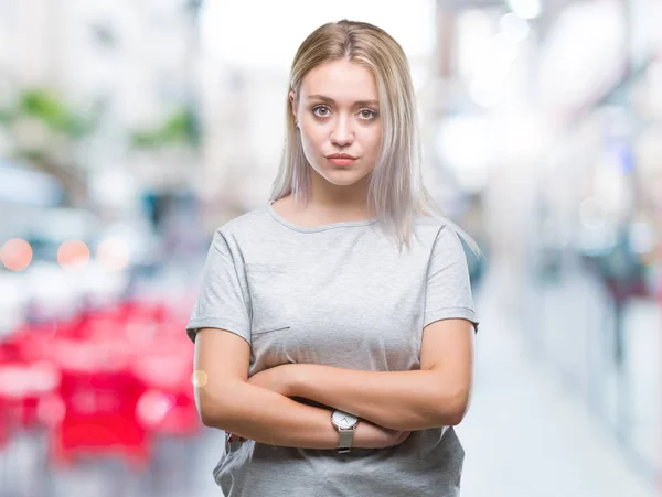 Unga Blonda Kvinnan Över Isolerade Bakgrund Med Allvarliga Uttryck Ansiktet — Stockfoto
