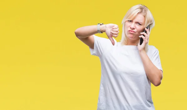 Ung Vacker Blond Kvinna Ringer Och Pratar Smartphone Över Isolerade — Stockfoto