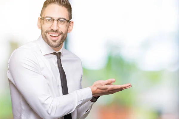 Joven Hombre Negocios Guapo Con Gafas Sobre Fondo Aislado Señalando —  Fotos de Stock