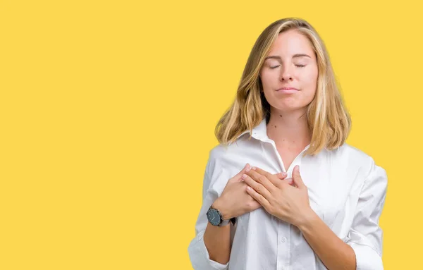 Mooie Jonge Zakenvrouw Geïsoleerde Achtergrond Glimlachend Met Handen Borst Met — Stockfoto