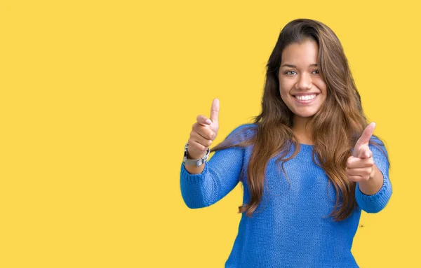 Jovem Bela Mulher Morena Vestindo Camisola Azul Sobre Fundo Isolado — Fotografia de Stock