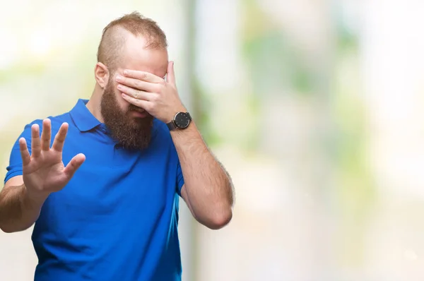 Man Van Jonge Kaukasische Hipster Met Blauw Shirt Geïsoleerde Achtergrond — Stockfoto