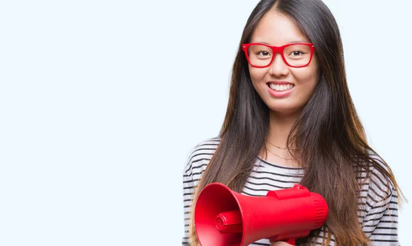 Jonge Aziatische Vrouw Houdt Van Megafoon Geïsoleerde Achtergrond Met Een — Stockfoto