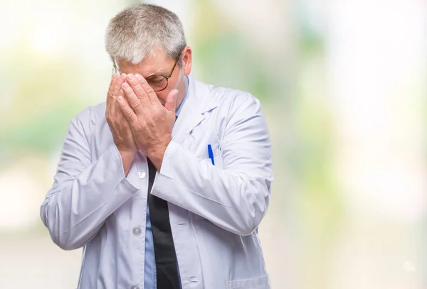 잘생긴 과학자 남자에 코트를 손으로 얼굴을 표정으로 우울증 — 스톡 사진