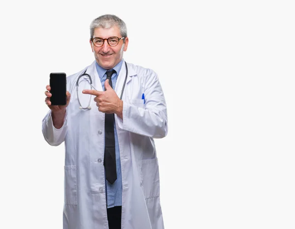 Bello Anziano Medico Uomo Mostrando Schermo Smarpthone Sfondo Isolato Molto — Foto Stock