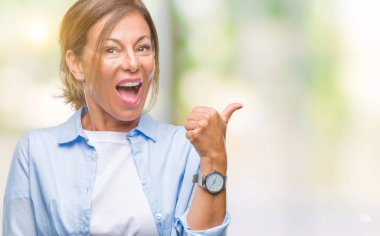 Orta yaş arıyor ve başparmak yanında yukarıyı mutlu yüz ile gülümseyen izole arka plan üzerine İspanyol kadın kıdemli.