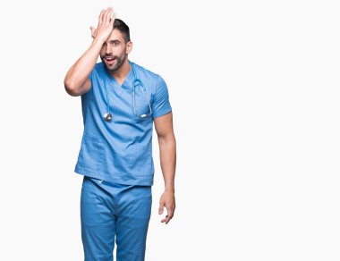 Yakışıklı genç doktor cerrah adam izole arka kafasına hata için el ile sürpriz hata hatırlıyorum. Unuttum, kötü bellek kavramı.