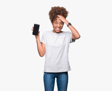 Smartphone ekran başında, el ile vurguladı izole arka plan üzerinde gösterilen genç Afro-Amerikan kadın şok utanç ve sürpriz suratla, öfkeli ve sinirli. Korku ve hata için üzgün.
