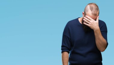 Genç beyaz hipster adam üzgün ifade yüz eller ile ağlayarak süre kapsayan ile izole arka plan üzerinde güneş gözlüğü takıyor. Depresyon kavramı.