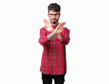 Yakışıklı delikanlı izole arka plan ret ifade geçiş silah ve avuç içi eksi işareti, kızgın surat yapıyor üzerinde gözlük