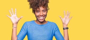 Gösterilen ve parmakları ile işaret izole arka plan güzel genç Afro-Amerikan kadın kendinden emin ve mutlu gülümseyerek süre on numara.