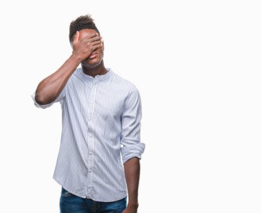 Afrikalı-Amerikalı genç gülümseyen ve gözler için sürpriz kapsayan yüz el ile gülüyor izole arka plan üzerinde. Kör kavramı.