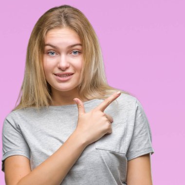 İzole arka neşeli bir gülümseme ile el ve parmak kadar kameraya bakarak yüzündeki mutlu ve doğal ifade ile yan ile işaret yüz genç beyaz kadın.