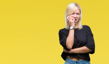 Genç güzel sarışın kadın yüzünden stresli ve gergin ile izole arka plan tırnak ısırma dudaklarından eller. Anksiyete sorunu.