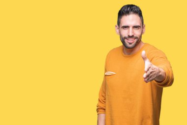 Yakışıklı delikanlı olarak tebrik ve konuksever dost sunan karşılıklı gülümseyen izole arka plan üzerinde. Başarılı iş.