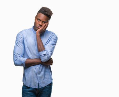 Genç Afro-Amerikalı iş adamı izole arka plan düşünme seyir üzerinde yorgun ve sıkılmış çapraz silah depresyon sorunları ile.