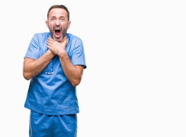 Orta yaş ağarmış kıdemli doktor yalıtılmış arka plan bağırarak üzerinde tıbbi üniforma giyen adam ve çünkü boğmak acı kendi ellerimle öldürürüm. Sağlık sorunu. Yaralarından ve intihar kavramı.