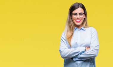 Üzerinde gözlük takan genç güzel iş kadını mutlu yüz ile gülümseyerek kameraya seyir silah geçti arka plan izole. Olumlu bir kişi.