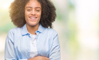 İzole arka plan mutlu yüz çapraz silah kameraya bakarak ile gülümseyen genç afro Amerikalı kadın. Olumlu bir kişi.