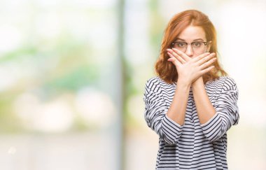 İzole arka plan ağız hata için elleriyle kapsayan şok gözlüklü genç güzel kadın. Gizli kavramı.