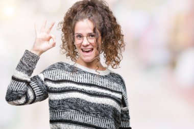 Güzel esmer kıvırcık saçlı Genç kız izole arka plan el ve parmaklar ok işaretiyle yapıyor olumlu gülümseyen üzerinde gözlük takıyorum. Başarılı ifade.