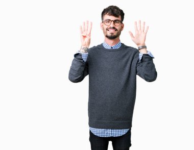 Genç yakışıklı izole arka plan üzerinde gösterilen gözlüklü adam akıllı ve parmakları ile işaret numara 9 kendinden emin ve mutlu gülümseyerek süre.
