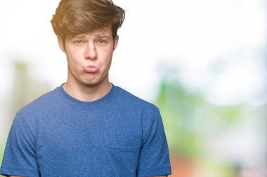 Yakışıklı delikanlı izole arka plan üzerinde mavi t-shirt giyen depresif ve kızgın ve korkmuş ağlıyor sıkıntı için endişeleniyorum. Üzgün ifade.