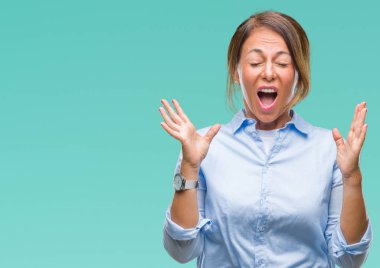 Orta yaş üst düzey İspanyol kadın yüzünden kızgın ve silah ile başarı için deli kutluyor izole arka plan ortaya çıkar ve heyecanlı çığlık gözler kapalı. Kazanan kavramı