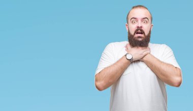 Genç beyaz hipster dostum yalıtılmış arka plan bağırarak üzerinde rahat t-shirt giyen ve çünkü boğmak acı kendi ellerimle öldürürüm. Sağlık sorunu. Yaralarından ve intihar kavramı.