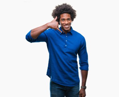 Afro Amerikalı adam yapıyor gülümseyen izole arka plan üzerinde telefon hareketi ile el ve parmak telefonda konuşuyor gibi. Kavramları iletişim.