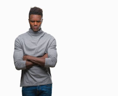 Afrikalı-Amerikalı genç izole arka plan şüpheci ve sinir, onaylamayan ifade yüz çapraz kolları üzerinde. Negatif kişi.