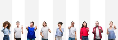 Kolaj zafer işareti yapıyor parmak gösterilen kamera seyir gülümseyen beyaz çizgili izole arka plan üzerinde farklı etnik genç insan. İki numaralı.