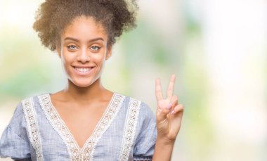 Gösterilen ve parmakları ile işaret izole arka plan üzerinde genç afro Amerikalı kadın ikincisi ise kendinden emin ve mutlu gülümseyerek.