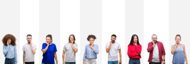 Kolaj farklı etnik genç insanların acı ifadesi ile el ile ağız diş ağrısı veya dişlerde dişlerle ilgili hastalık nedeniyle dokunmadan beyaz çizgili izole arka plan üzerinde. Diş hekimi kavramı.