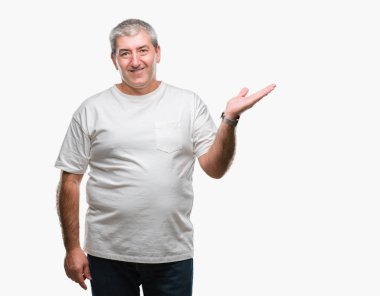 Neşeli sunulması ve kameraya bakarak avucunun ile işaret gülümseyen izole arka plan üzerinde üst düzey yakışıklı.