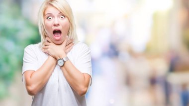 Giyen genç güzel sarışın kadın beyaz t-shirt üzerinde izole arka plan bağırarak ve çünkü boğmak acı kendi ellerimle öldürürüm. Sağlık sorunu. Yaralarından ve intihar kavramı.