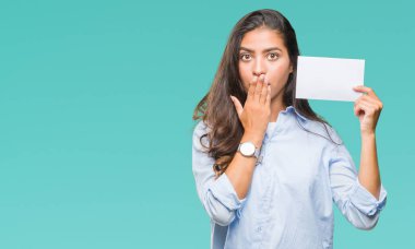 Hata, korku, sessizlik içinde gizli kavramı korkmuş ifade için utanç ile izole arka kapak ağız el ile üzerinden boş kartı tutan genç Arap kadın şok