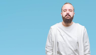 Genç beyaz hipster adam yüzünde ciddi bir ifade ile izole arka plan üzerinde spor giysiler giyiyor. Basit ve doğal kameraya bakıyor.