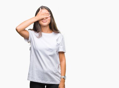 Genç güzel Arap kadın gülümsüyor ve gözleri için sürpriz kapsayan yüz el ile gülüyor izole arka plan yüzünden. Kör kavramı.