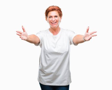 Sarılmak için kollarını açarak gülümseyerek kameraya bakarak izole arka plan Atrractive üst düzey beyaz Kızıl saçlı kadın. Neşeli ifade kucaklayan mutluluk.