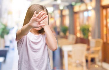 Genç güzel kız yüzünden izole elleriyle gözlerini kapsayan arka plan ve stop jest ile acı ve korku ifadesi. Utandım ve negatif kavramı.