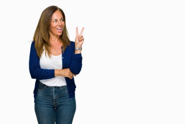 Mutlu yüz zafer işareti yaparken kameraya göz kırpıyor ile gülümseyen izole arka plan güzel orta yaş rahat yetişkin kadın. İki numaralı.