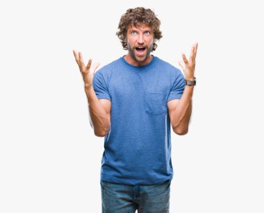 Yakışıklı İspanyol adam deli ve başarı için hayran izole arka plan kutlama üzerinden kaldırdı kollarını açarak model ve heyecanlı çığlık gözleri açık. Kazanan kavramı