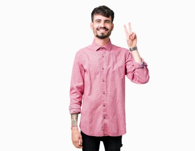 Yakışıklı delikanlı gösterilen ve parmakları ile işaret izole arka plan üzerinde pembe gömlek giymiş ikincisi ise kendinden emin ve mutlu gülümseyerek.