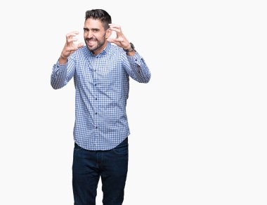 Genç yakışıklı adam arka plan boğazlamak istiyor eller öfke ile sinirli bağıran kızgın bağırıyor izole